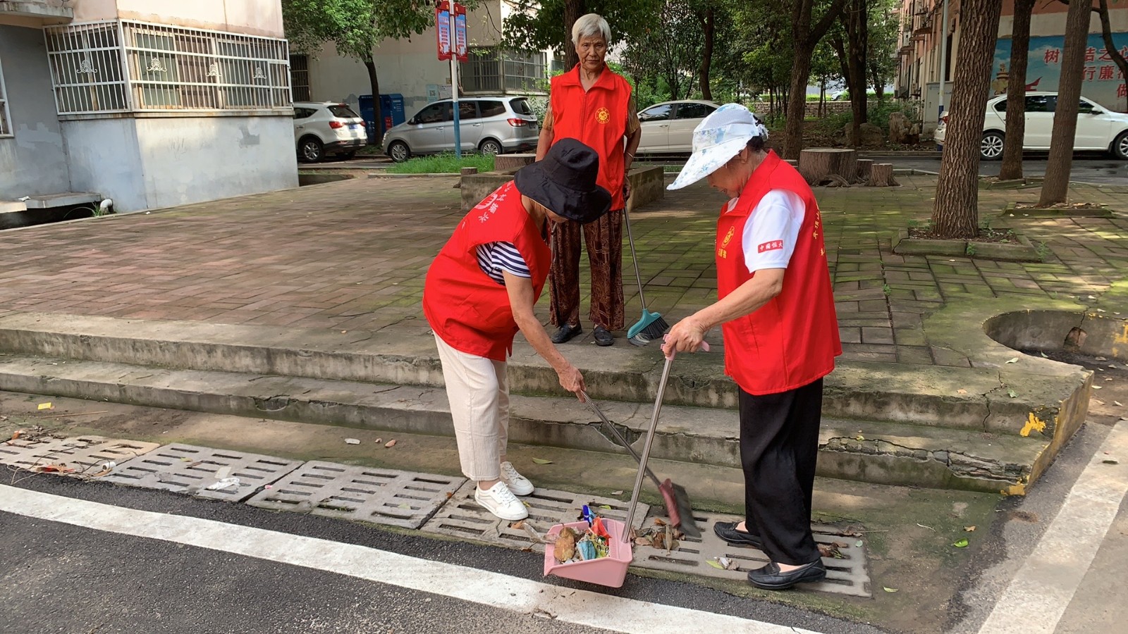 青石山街道：联合“鹰城大妈”志愿者团队开展大清洗行动.jpg