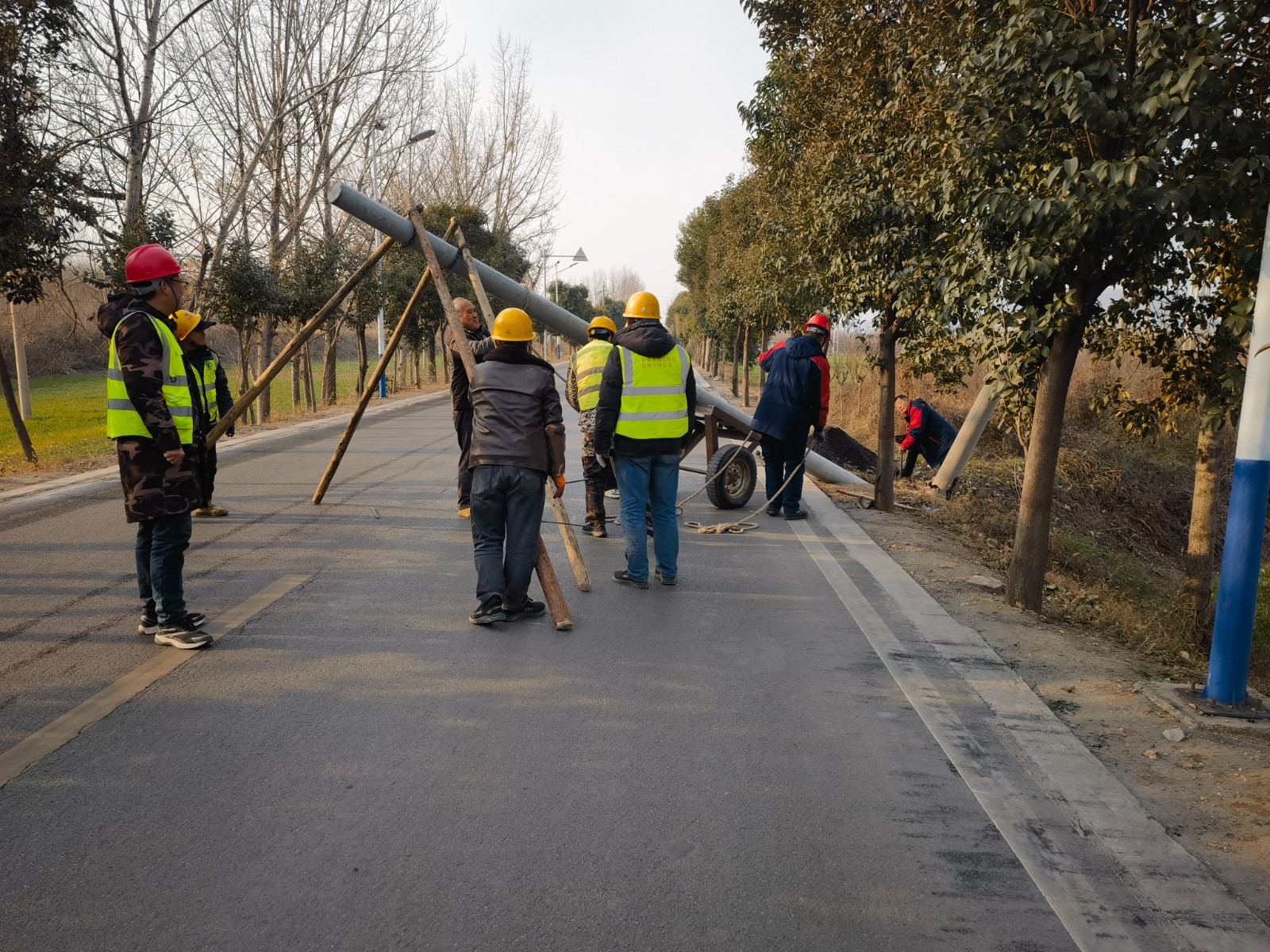 青石山街道：线杆倾倒存隐患 迅速行动解民忧 (2).jpg