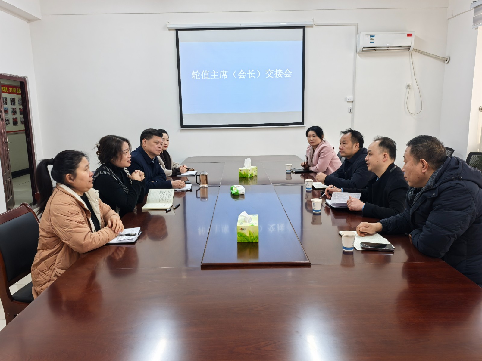 20251205(宣传-动态)新华区工商联组织开展轮值主席(会长)交接会 (2).jpg 20251205(宣传-动态)新华区工商联组织开展轮值主席(会长)交接会 (2).jpg