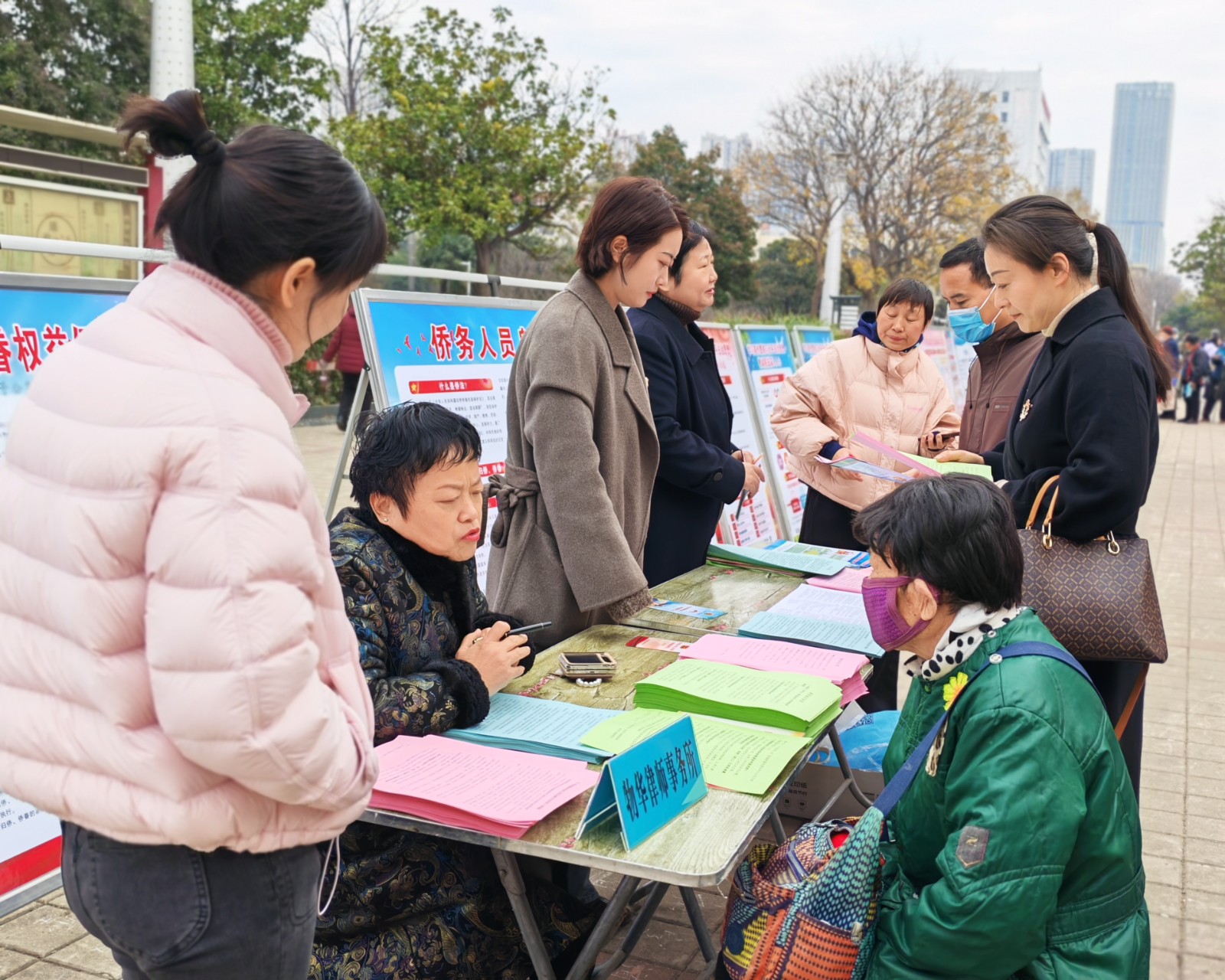 20251204(宣传-动态)平顶山市外侨办 市侨联 新华区侨联联合开展“豫侨同心·法护平安”活动 (2).jpg 20251204(宣传-动态)平顶山市外侨办 市侨联 新华区侨联联合开展“豫侨同心·法护平安”活动 (2).jpg